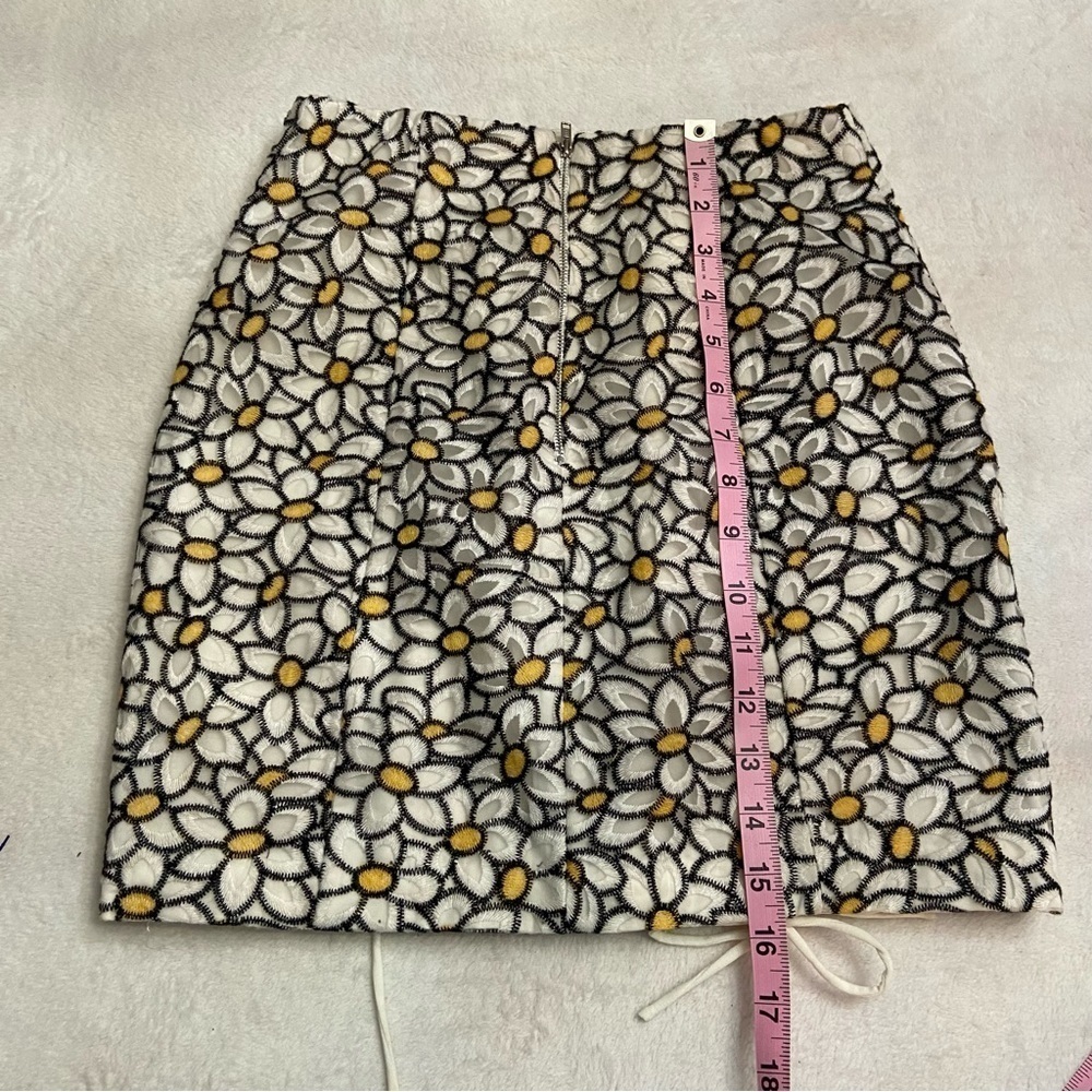 Nbd Daisy Embroidered Mini Skirt in White Daisy 28390 - Picture 9 of 14